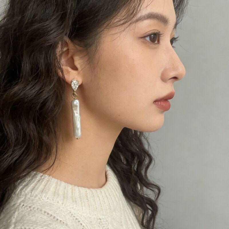 Boucles d'oreilles pendantes blanches, simples, en perles baroques, style eau douce, avec détails apparents