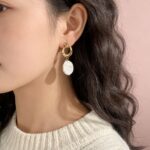 Boucles d'oreilles pendantes blanches, simples, baroques, en perles, style eau douce.