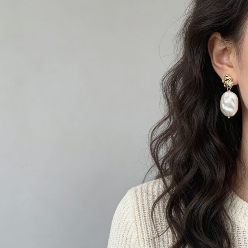 Défilé de boucles d'oreilles pendantes blanches, simples, en perles baroques et d'eau douce