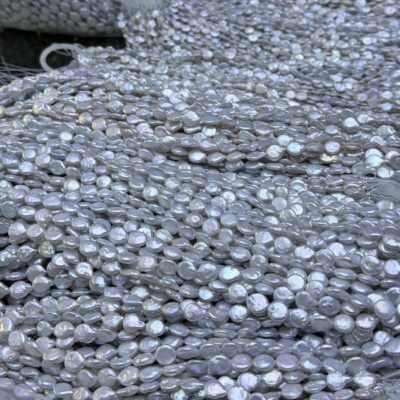 Perlas blancas en forma de lágrima de 10-11 mm con buen brillo, de agua dulce.