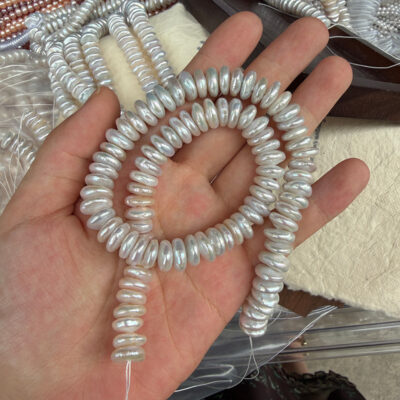 Perlas de agua dulce apiladas en forma de moneda, naturales, con superficie arrugada, de 10-11 mm.