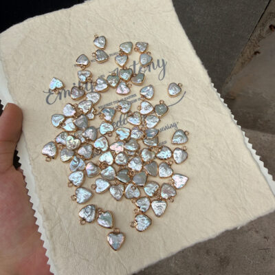 Colgante chapado en oro con corazón y detalles de perlas blancas de 11-12 mm