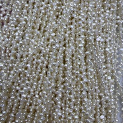 Perlas blancas de agua dulce de 3-4 mm con reverso plano.