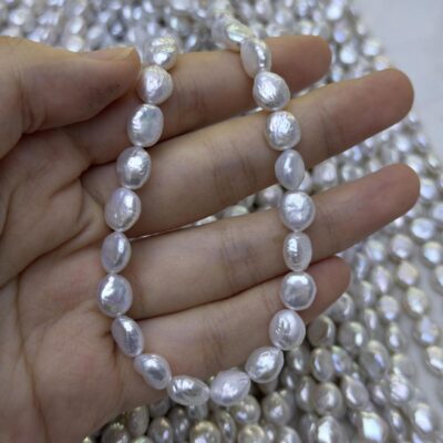 Perlas de agua dulce pequeñas, blancas, arrugadas, de 8 mm, en forma de moneda.