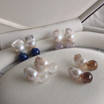Boucles d'oreilles baroques en perles d'eau douce, lapis-lazuli et cristal