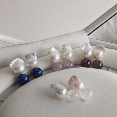 Boucles d'oreilles à clous baroques en perles d'eau douce, lapis-lazuli et cristal : détails présentés