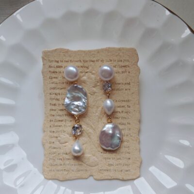 Boucles d'oreilles irrégulières en perles de style baroque français d'origine
