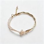Pulsera ajustable de perlas de agua dulce anudada a mano en tono dorado: detalles de exhibición