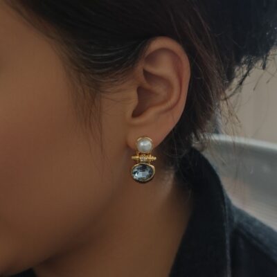 Boucles d'oreilles créoles en perles de style baroque plaqué or, avec détails raffinés