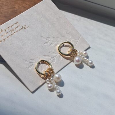 Pendientes de aro asimétricos con perlas de agua dulce chapados en oro