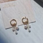 Pendientes de aro pequeños con perlas de agua dulce chapados en oro y detalles asimétricos
