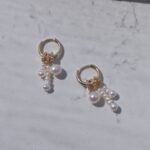 Pendientes de aro pequeños con perlas de agua dulce chapados en oro y detalles asimétricos