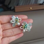 Boucles d'oreilles à clous faites main en perles d'eau douce, turquoise et motif floral - Détails