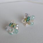 Boucles d'oreilles à clous en perles d'eau douce turquoise et fleurs, faites à la main - Détails détaillés
