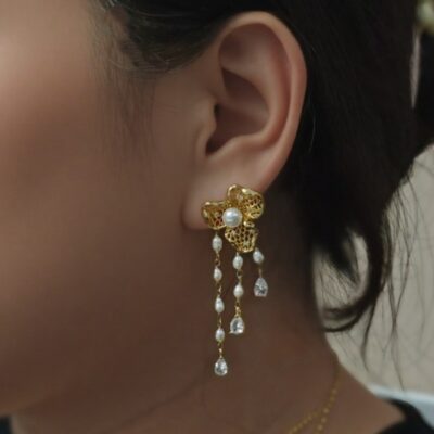 Detalles de los pendientes de borla con flores de perlas naturales de agua dulce hechos a mano
