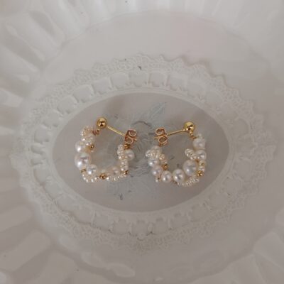 Boucles d'oreilles artisanales en perles d'eau douce naturelles plaquées or