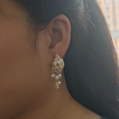 Boucles d'oreilles pendantes artisanales en coquillage et perles d'eau douce : détails présentés