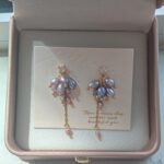 Pendientes colgantes con borla, racimo de perlas de agua dulce color lavanda y detalles en oro.
