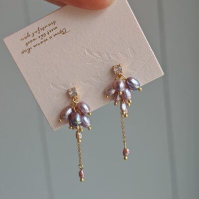 Boucles d'oreilles pendantes en perles d'eau douce lavande, à pompons et détails dorés