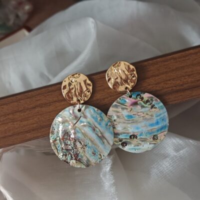 Boucles d'oreilles pendantes rondes en nacre d'ormeau naturelle avec disque en or