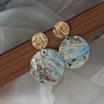 Pendientes colgantes redondos de concha de abulón natural con detalles de disco dorado