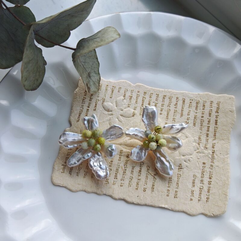 Ohrringe aus Süßwasserperlen im natürlichen Barockstil mit Gänseblümchenmotiv