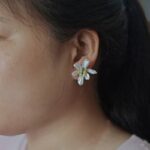 Natürliche Barock-Ohrringe mit Süßwasserperlen und Gänseblümchenmotiv – Details