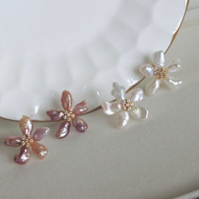 Boucles d'oreilles à clous en perles d'eau douce naturelles de style baroque, en forme de fleur