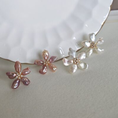 Boucles d'oreilles clous en perles d'eau douce naturelles style baroque, motif floral, détails soignés