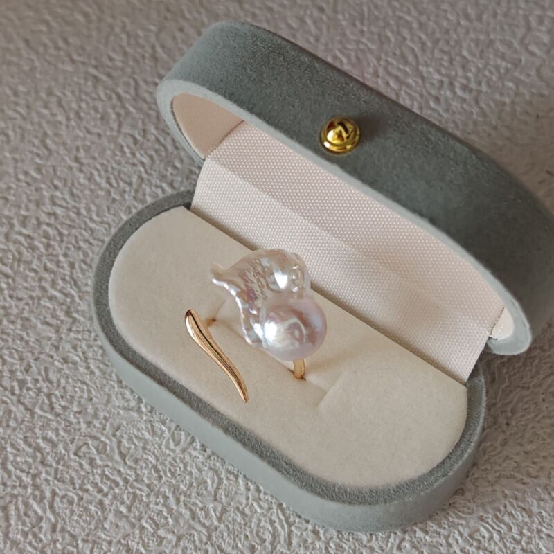 Anillo ajustable con detalles de perlas barrocas de agua dulce natural