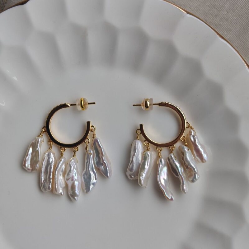 Boucles d'oreilles créoles en perles naturelles d'eau douce, style baroque, en forme de C : détails et présentation