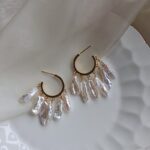 Boucles d'oreilles créoles en perles naturelles d'eau douce, style baroque, avec détails soignés