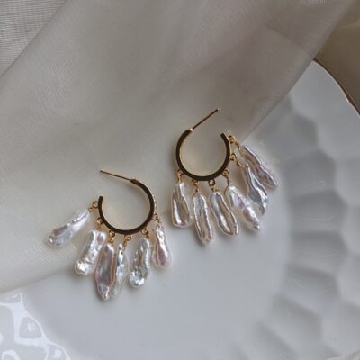 Boucles d'oreilles créoles en perles naturelles d'eau douce, style baroque, avec détails soignés