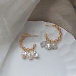 Pendientes de aro barrocos de perlas naturales de agua dulce con cadena de oro: detalles.