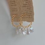 Pendientes de aro barrocos de perlas naturales de agua dulce con detalles de cadena de oro