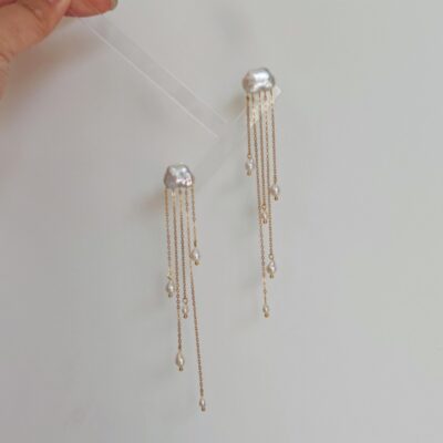 Boucles d'oreilles artisanales en perles d'eau douce naturelles, style baroque, avec pompons et détails soignés
