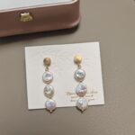 Pendientes colgantes de perlas de agua dulce natural con detalles dorados