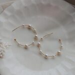 Pendientes de aro con perlas naturales de agua dulce y diseño de aro abierto.