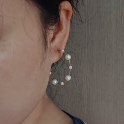 Pendientes de aro con perlas naturales de agua dulce en forma de C - Diseño de aro abierto - Detalles - Mostrar