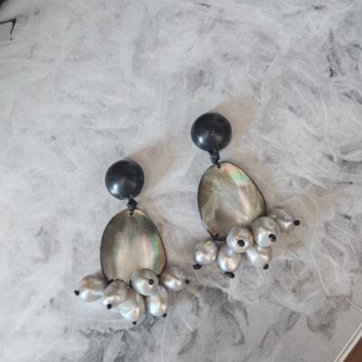 Boucles d'oreilles pendantes en perles d'eau douce naturelles, ébène et bois, avec détails apparents