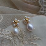 Boucles d'oreilles à clous en perles d'eau douce naturelles en forme de fleur, faites à la main