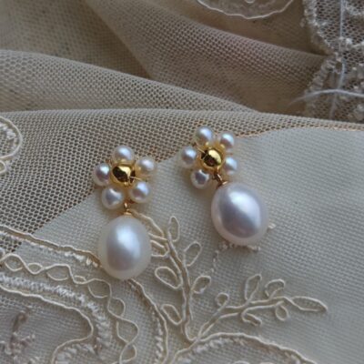 Boucles d'oreilles à clous en perles d'eau douce naturelles en forme de fleur, faites à la main