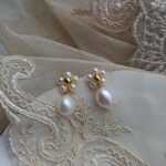 Boucles d'oreilles à clous en perles d'eau douce naturelles, motif fleur, faites main. Détails à découvrir.