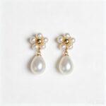 Boucles d'oreilles à clous en perles d'eau douce naturelles en forme de fleur, faites à la main avec un souci du détail exceptionnel
