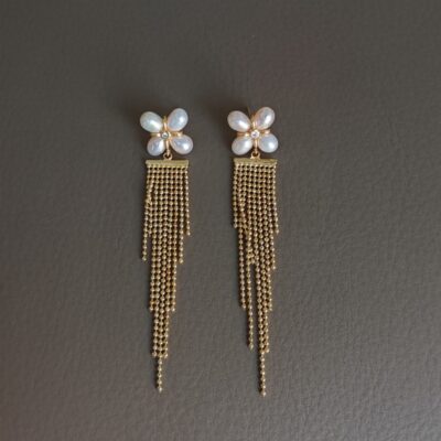 Boucles d'oreilles en métal doré, perles d'eau douce naturelles, fleurs et pompons