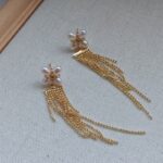 Detalles de los pendientes de metal dorado con borla de flor de perlas naturales de agua dulce