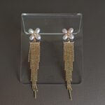 Detalles de los pendientes de metal dorado con borla de flor de perlas naturales de agua dulce.