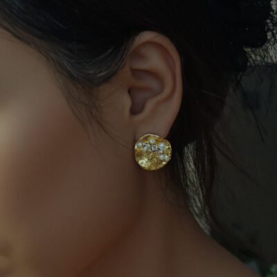 Boucles d'oreilles clous géométriques en perles d'eau douce naturelles et dorées