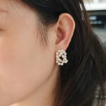 Boucles d'oreilles de mariée françaises en perles d'eau douce naturelles tissées à la main : détails présentés