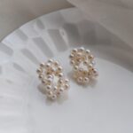 Boucles d'oreilles de mariée françaises en perles d'eau douce naturelles tissées à la main - Détails détaillés